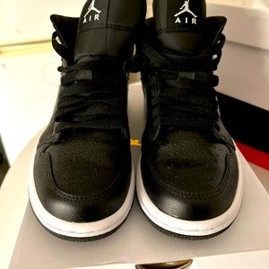 Air Jordan 1 mid Womens size 6